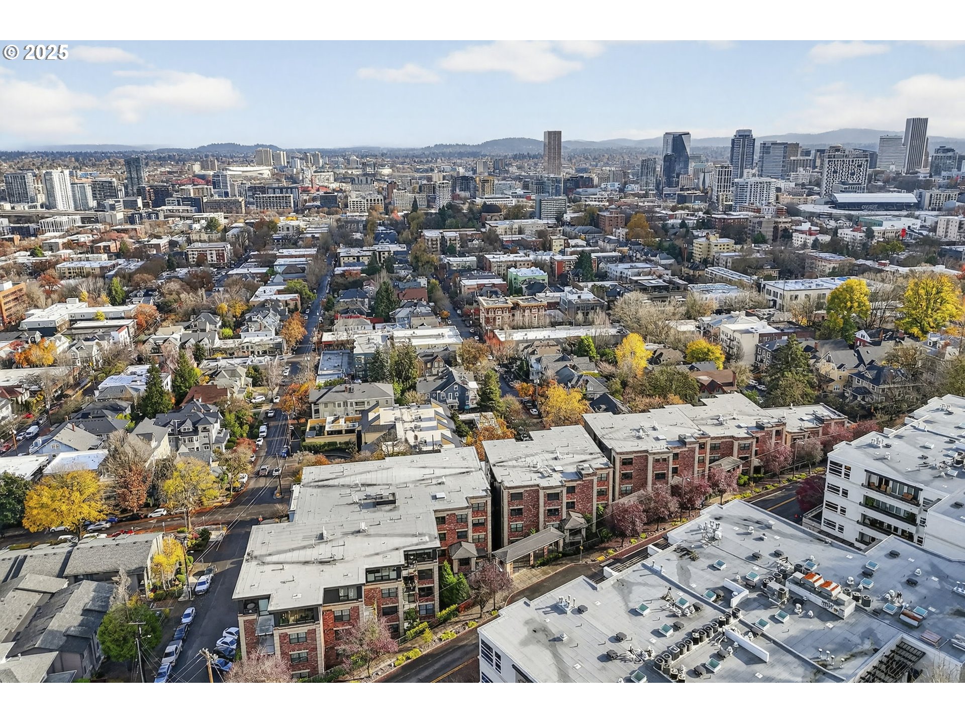 2448 Northwest Westover Road, Unit E402 Portland, OR 97210 - Photo 28 of 31 a view of a city