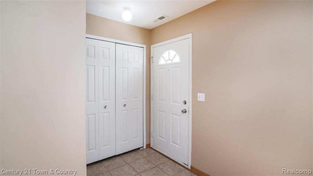 22314 Cape Cod Way Farmington, MI 48336 - Photo 8 of 32