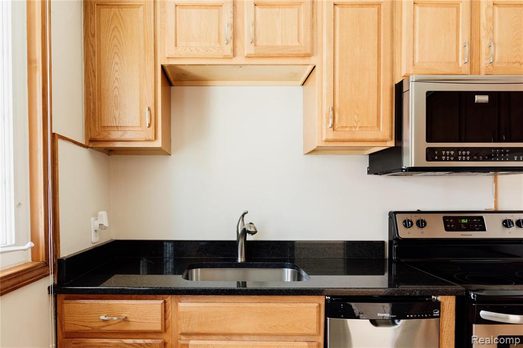 1526 West Webster Road Royal Oak, MI 48073 - Photo 15 of 38