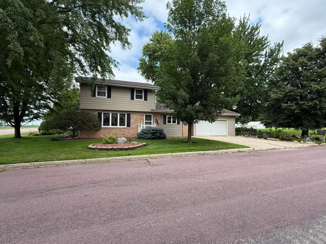 $299,500 | 1134 10th Street, Westbrook, MN 56183