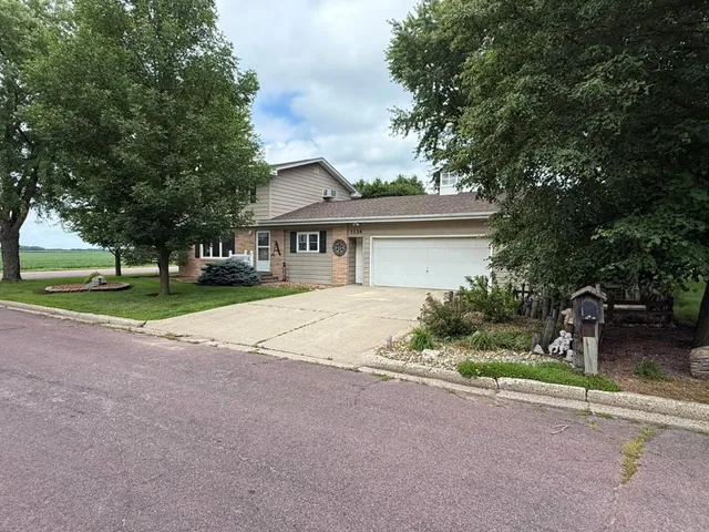 $299,500 | 1134 10th Street, Westbrook, MN 56183