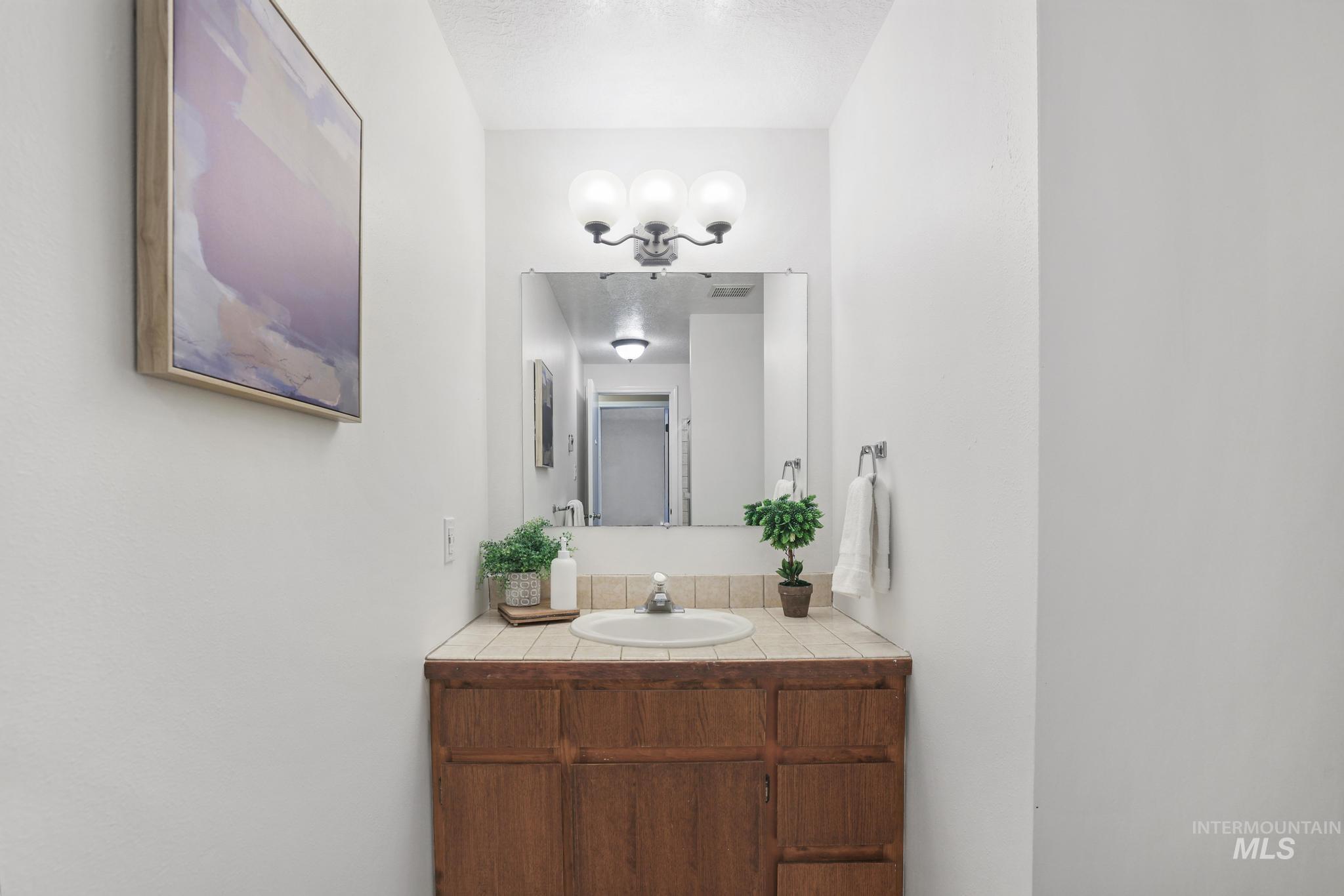 1143 Starfire Street Twin Falls, ID 83301 - Photo 23 of 32 Bathroom featuring vanity