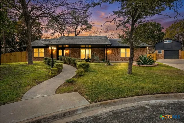 a view of a house with a yard