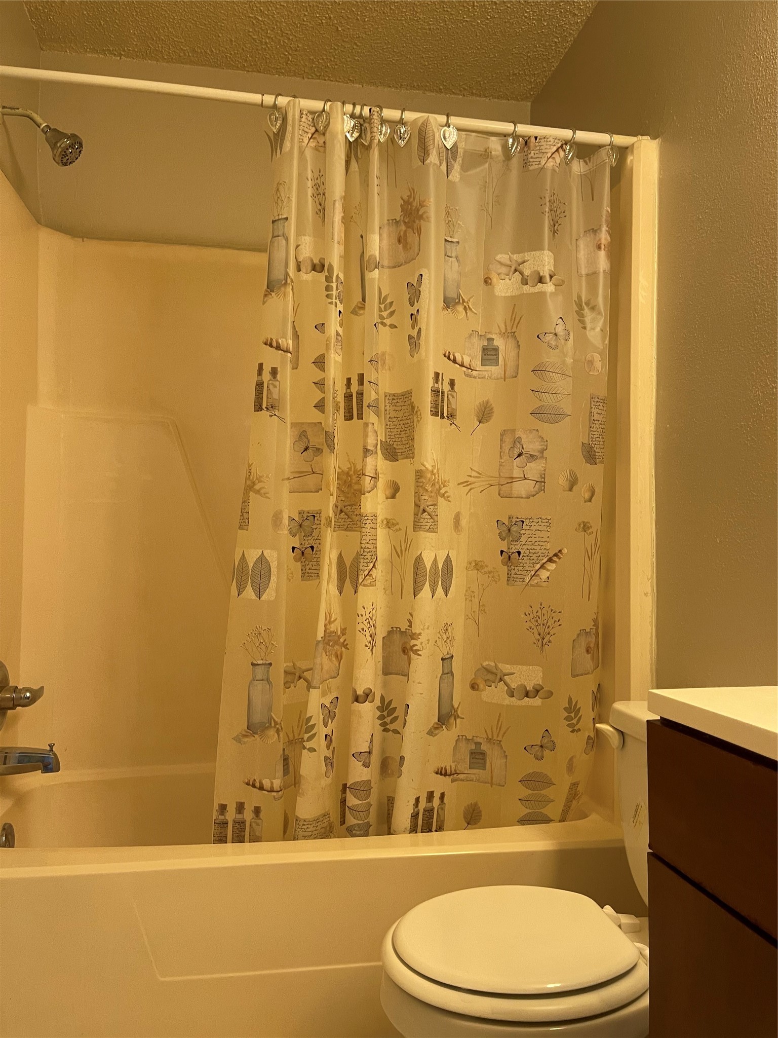 9219 Carousel Lane Houston, TX 77080 - Photo 29 of 31 2nd Bath, tub & shower