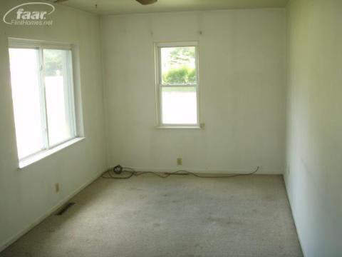 4433 Van Slyke Road Flint, MI 48507 - Photo 9 of 13 20125082-8.JPG