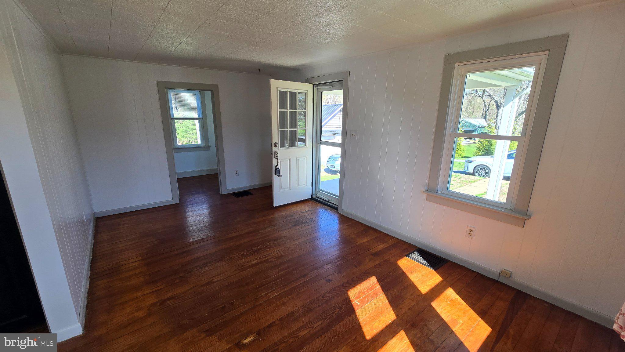 1233 New London Road Landenberg, PA 19350 - Photo 4 of 37 Bright and inviting entryway space.