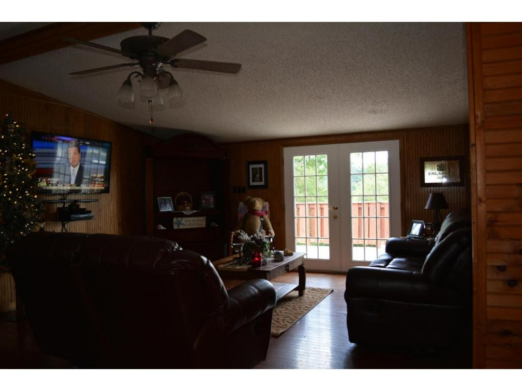 305 Penrod Road Bristol, TN 37620 - Photo 17 of 19 Living room
