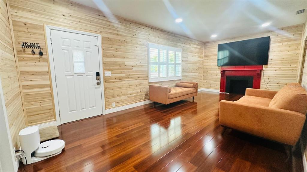 6804 Barry Road Tampa, FL 33634 - Photo 3 of 44