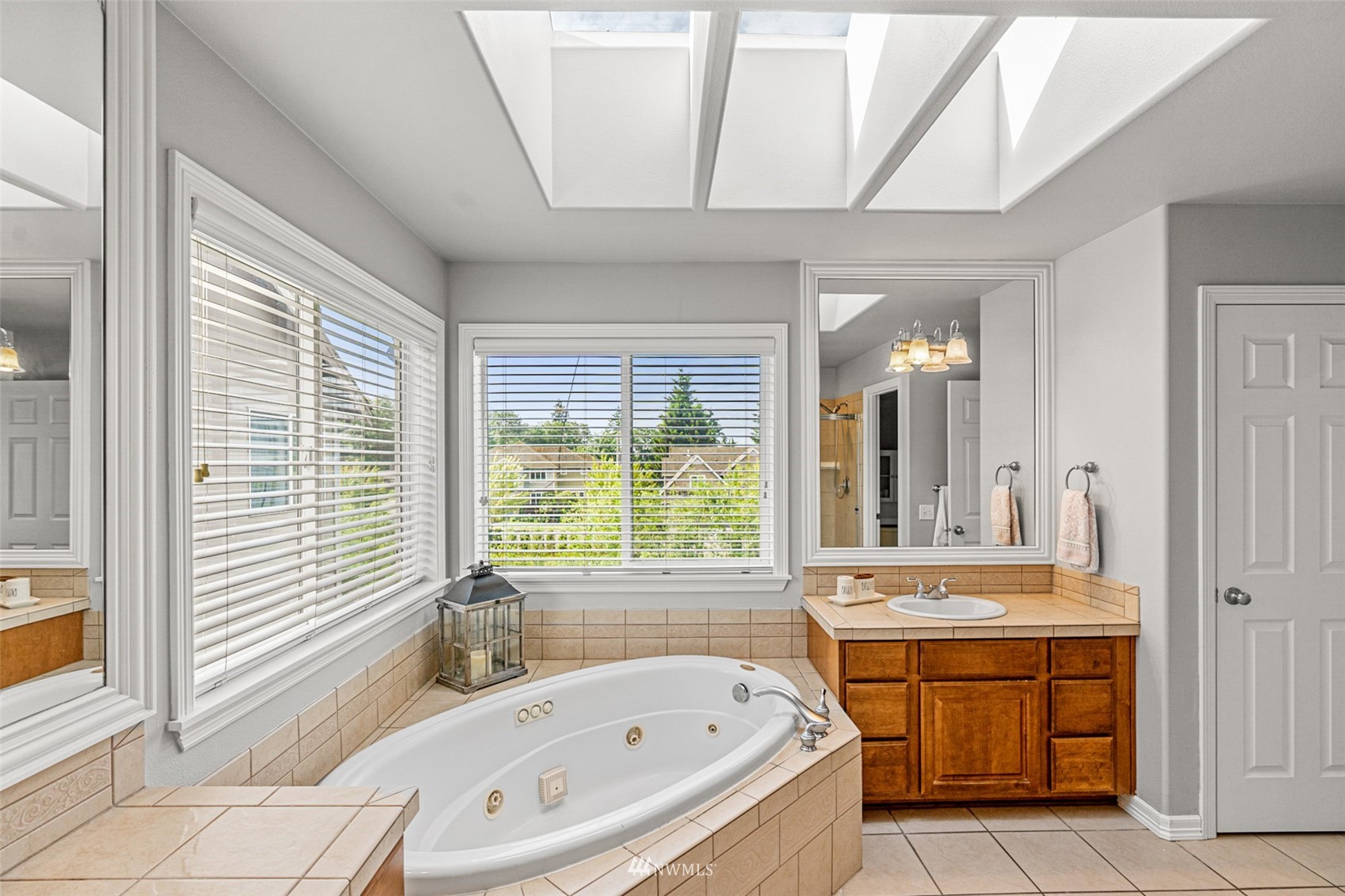 659 Orcas Avenue Northeast Renton, WA 98059 - Photo 24 of 40 a bathroom with a tub sink and mirror