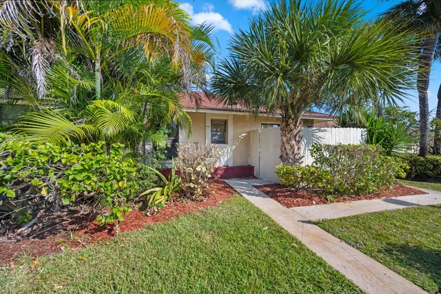 $299,900 | 197 Southeast 1st Circle, Unit 15B, Boynton Beach, FL 33435