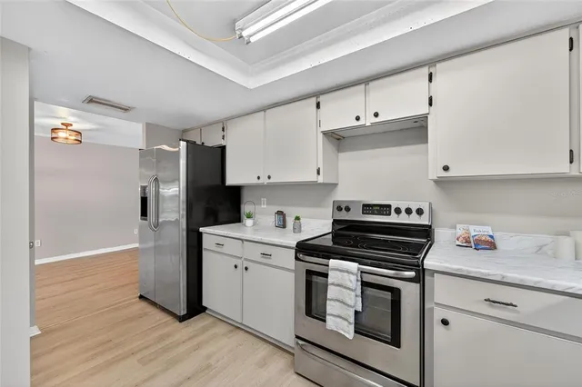 an empty room with closet and a ceiling fan