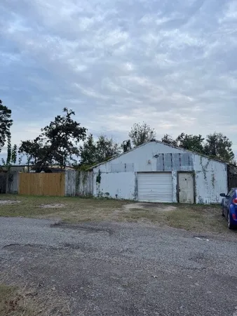 a view of a backyard
