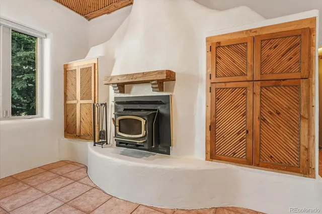 a view of a livingroom with washer and dryer