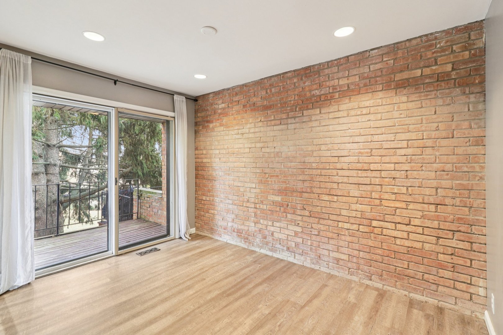 75 Mineola Road, Unit 75 Fox Lake, IL 60020 - Photo 8 of 33 a view of an empty room with a window