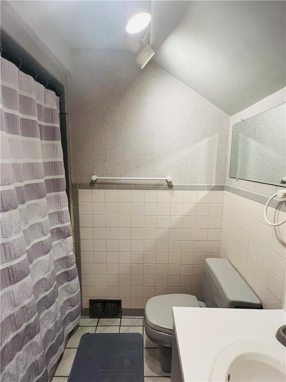 988 Roland Road Pittsburgh, PA 15221 - Photo 14 of 20 Gallery Image 14