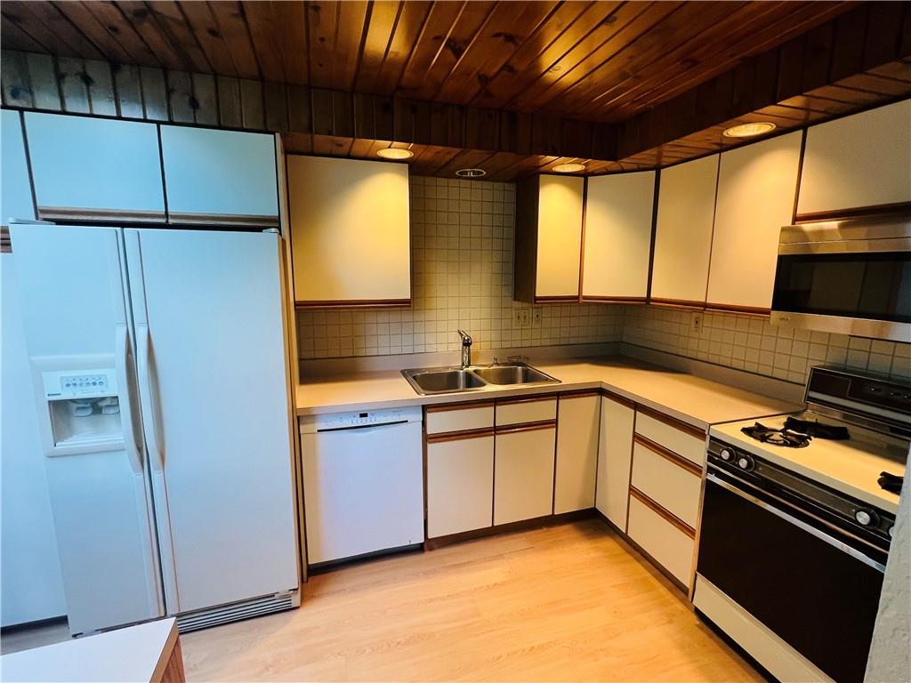 988 Roland Road Pittsburgh, PA 15221 - Photo 8 of 20 Gallery Image 8