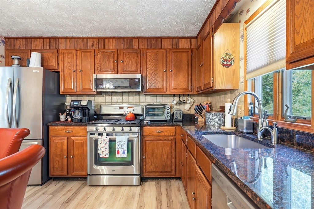 359 Howe Street Methuen, MA 01844 - Photo 5 of 34 Gallery Image 5