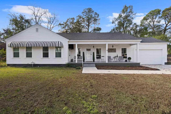 a view of a house with backyard and porch