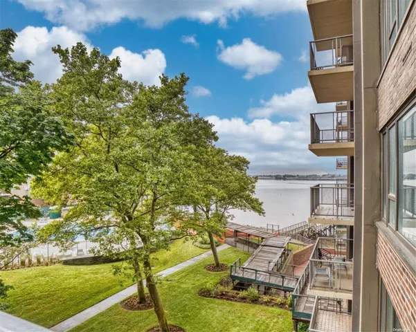 $675,000 | 166-25 Powells Cove Boulevard, Unit 4D | Beechhurst