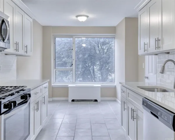 $675,000 | 166-25 Powells Cove Boulevard, Unit 4D | Beechhurst