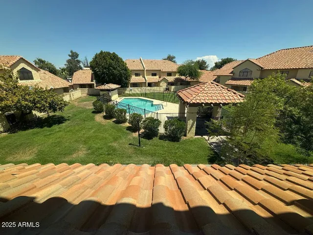 a view of a backyard