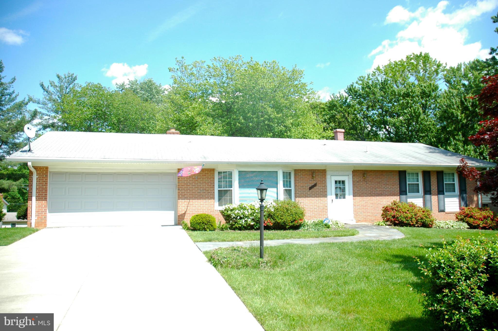 a view of a house with back yard