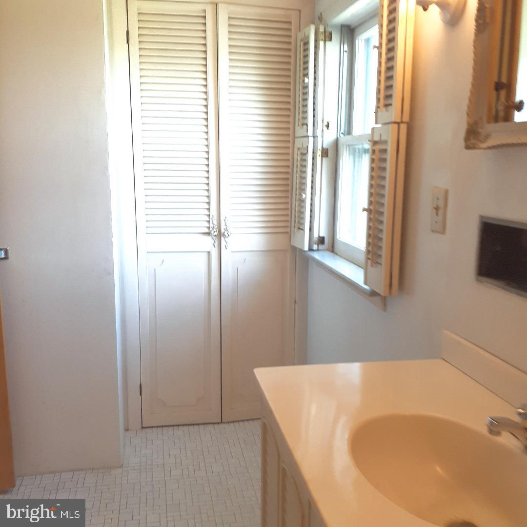 309 Chestnut Street St. Clair, PA 17970 - Photo 12 of 20 a bathroom with a bathtub and a sink
