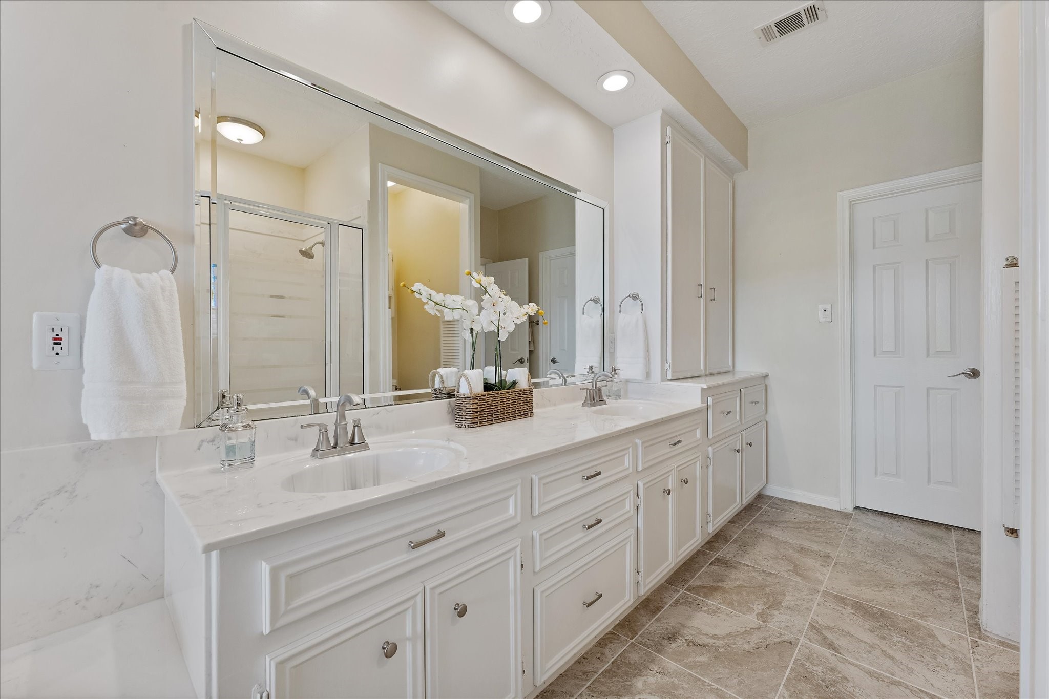 225 Capetown Conroe, TX 77356 - Photo 31 of 38 a bathroom with double sink and a mirror