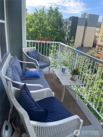 $619,000 | 4722 12th Avenue Northeast, Unit 401, Seattle, WA 98105