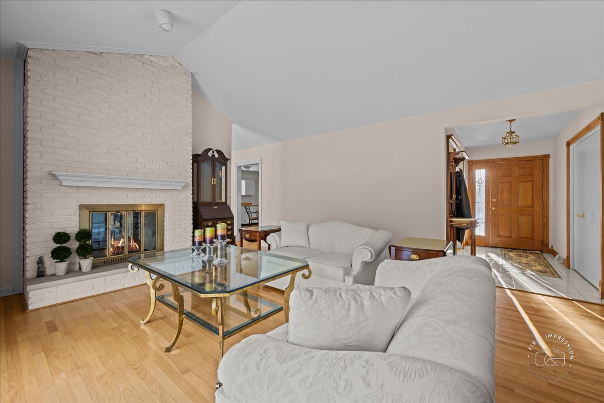 36 Winthrop New Road Sugar Grove, IL 60554 - Photo 2 of 32 a living room with furniture