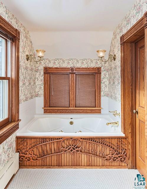 4218 London Road Duluth, MN 55804 - Photo 15 of 24 Master Bedroom Soaking Tub