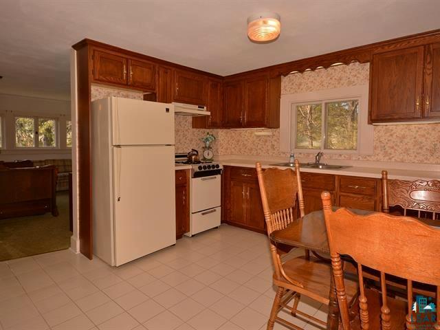 4218 London Road Duluth, MN 55804 - Photo 19 of 24 Guest house Kitchen