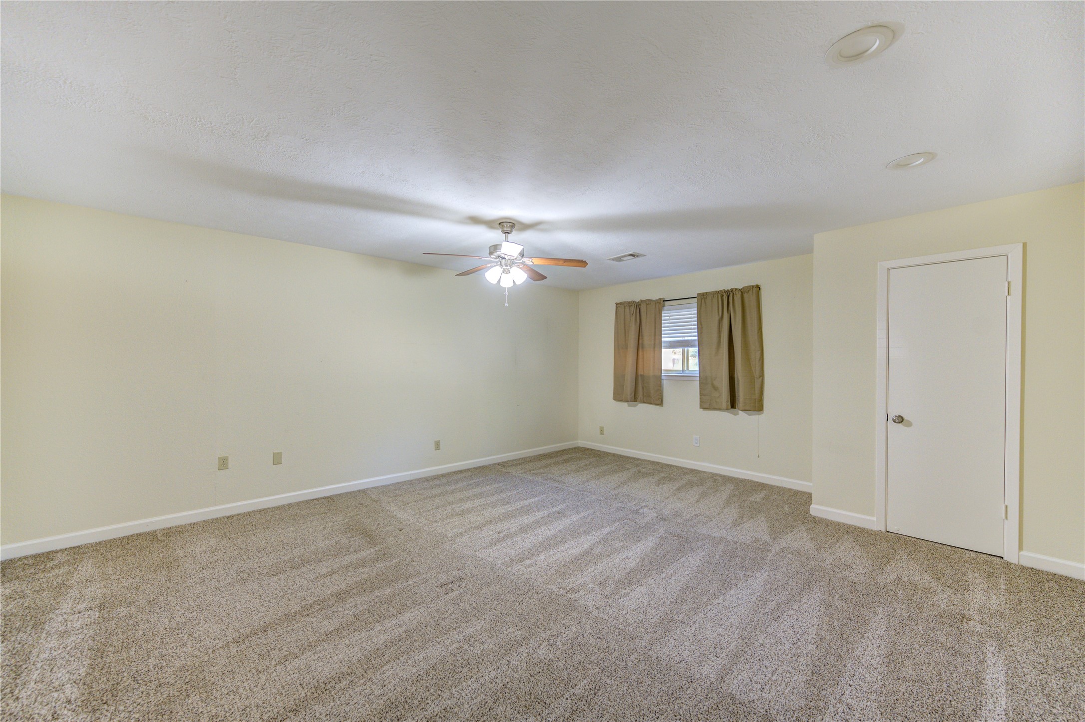 8826 Rowan Lane Houston, TX 77036 - Photo 18 of 26 a view of an empty room with a window