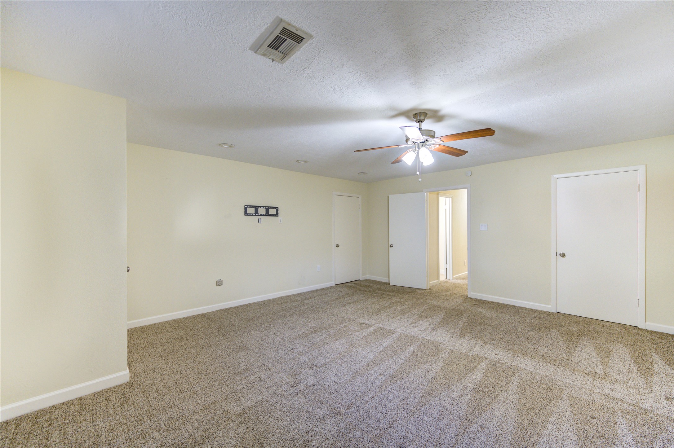 8826 Rowan Lane Houston, TX 77036 - Photo 19 of 26 an empty room with a ceiling fan and a window