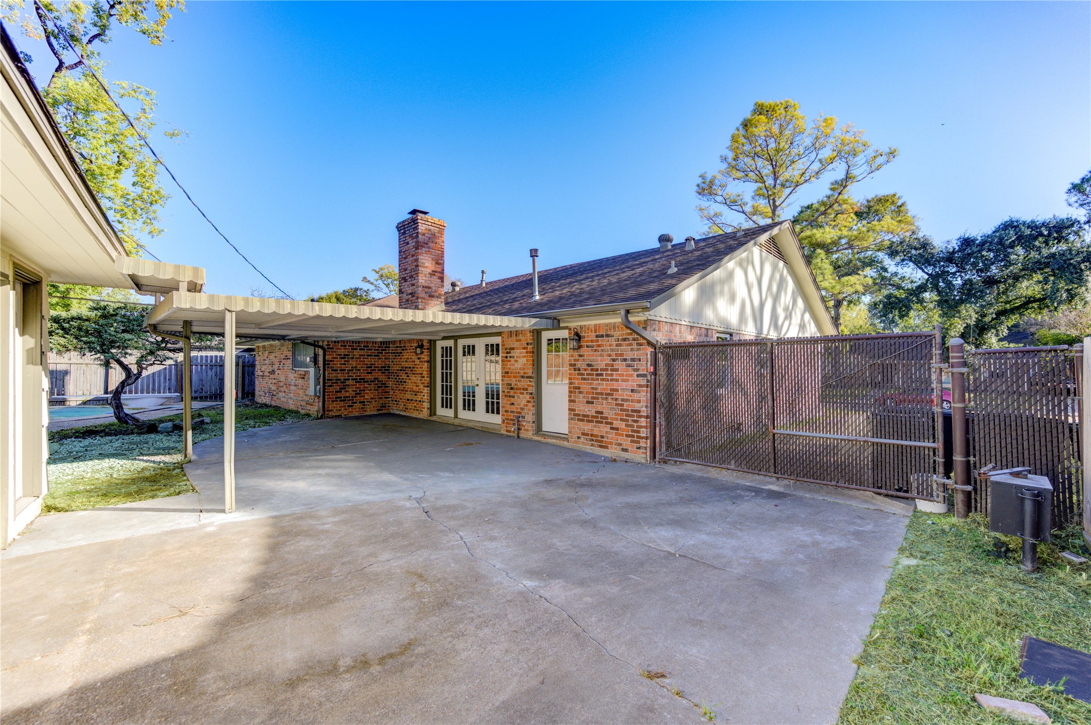 8826 Rowan Lane Houston, TX 77036 - Photo 5 of 26 a view of a house with a backyard and a tub