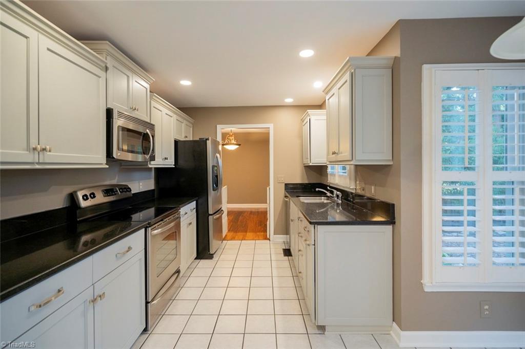 3501 Shaker Drive Greensboro, NC 27410 - Photo 4 of 21