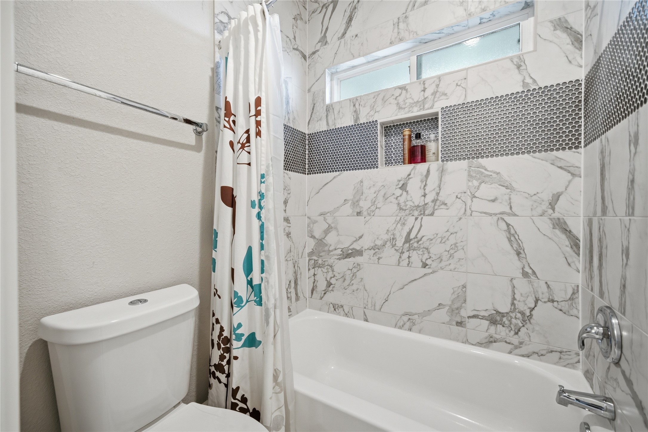 4412 New Orleans Street, Unit B Houston, TX 77020 - Photo 34 of 42 This bathroom is shared by the two secondary bedrooms.