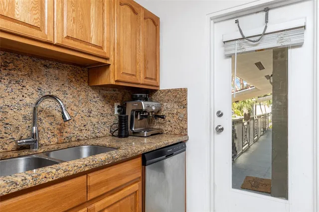 $2,900 | 81 Edgewater Drive, Unit 203, Coral Gables, FL 33133