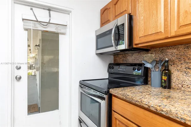 $2,900 | 81 Edgewater Drive, Unit 203, Coral Gables, FL 33133