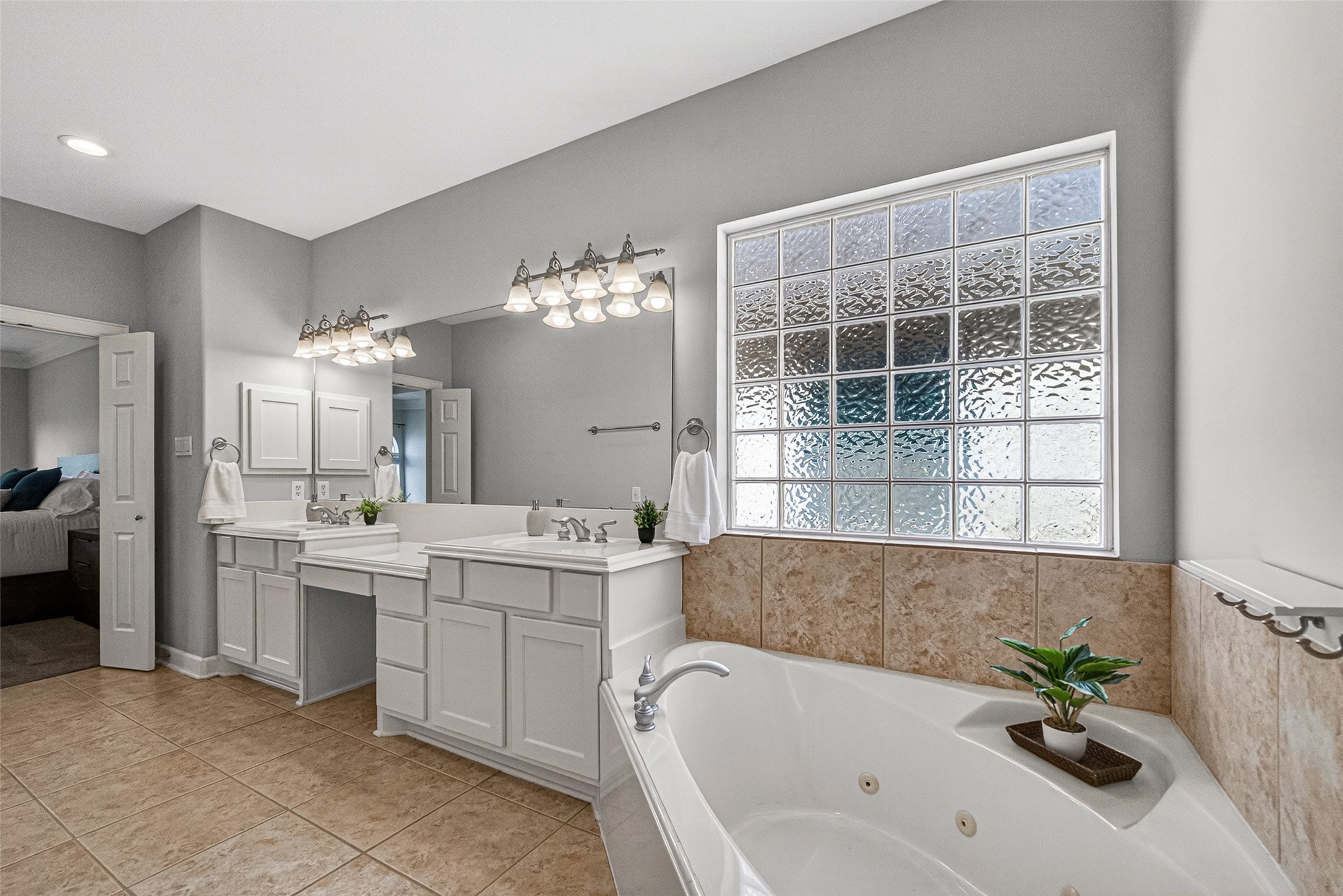 4502 Rose Street Houston, TX 77007 - Photo 34 of 40 Relax in the corner jetted tub.