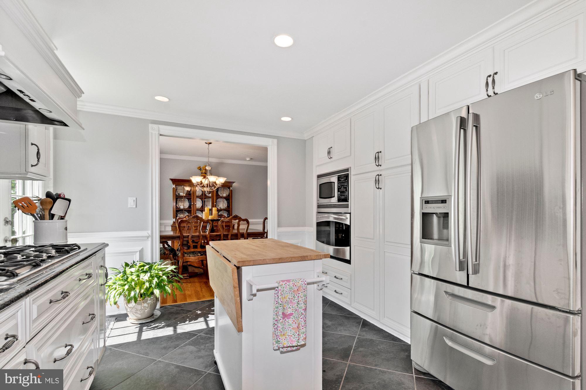 2416 Stratton Drive Potomac, MD 20854 - Photo 13 of 43