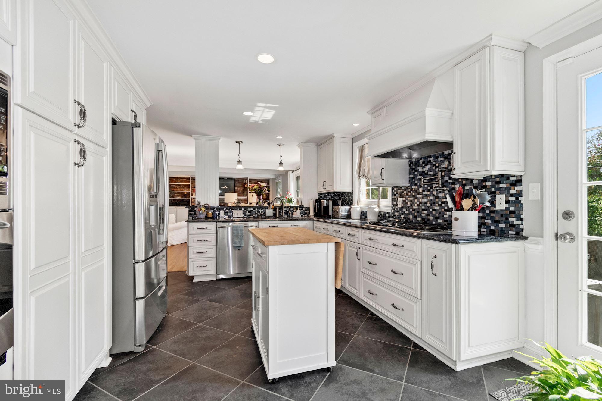 2416 Stratton Drive Potomac, MD 20854 - Photo 7 of 43