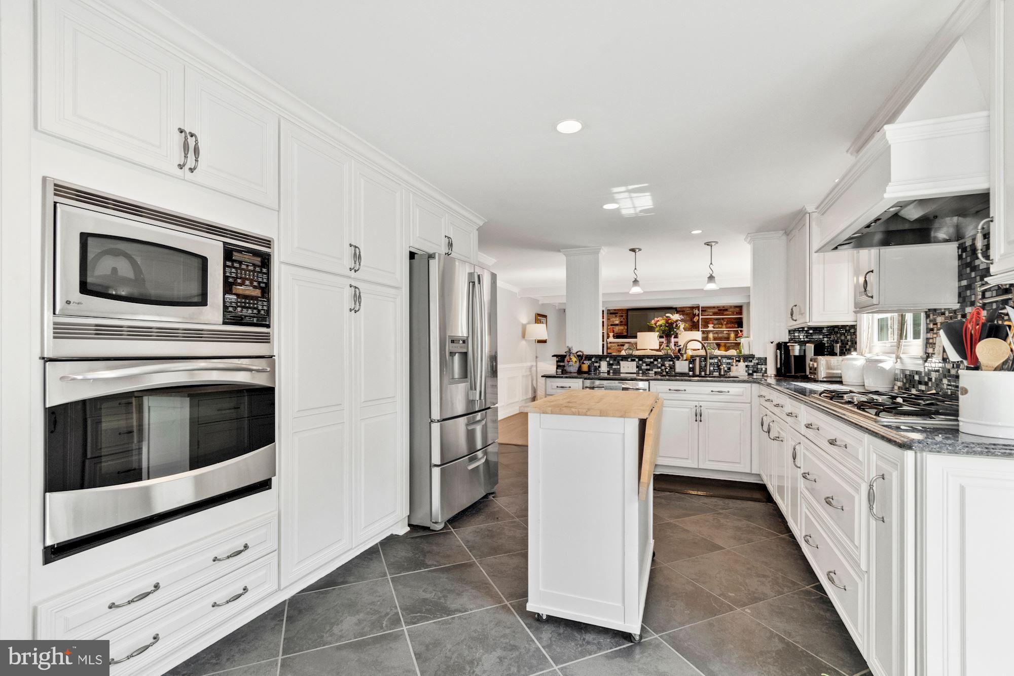 2416 Stratton Drive Potomac, MD 20854 - Photo 8 of 43