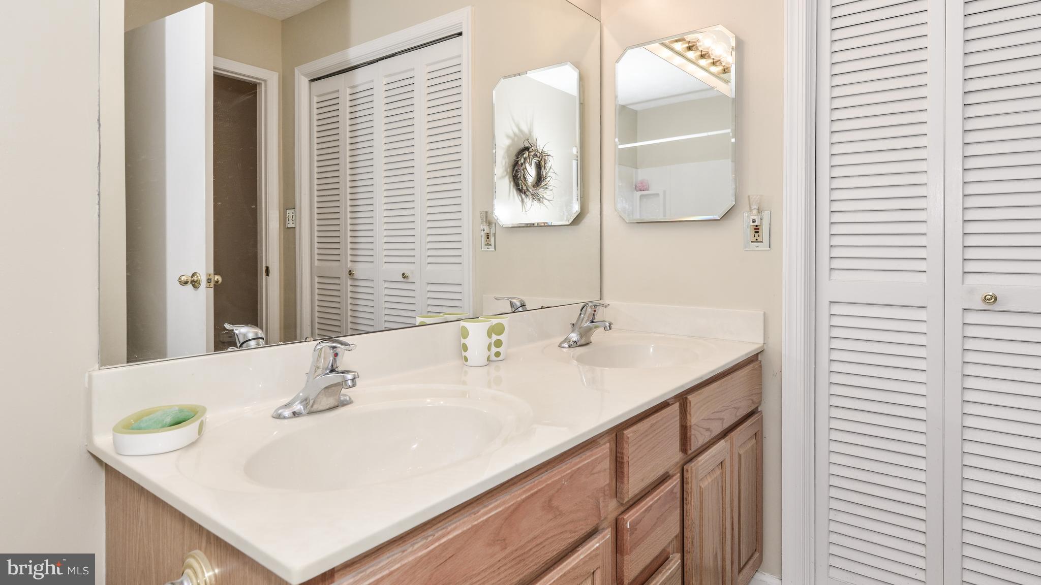 2281 Hunter's Run Drive, Unit 2281 Reston, VA 20191 - Photo 15 of 28 Bath (Master)