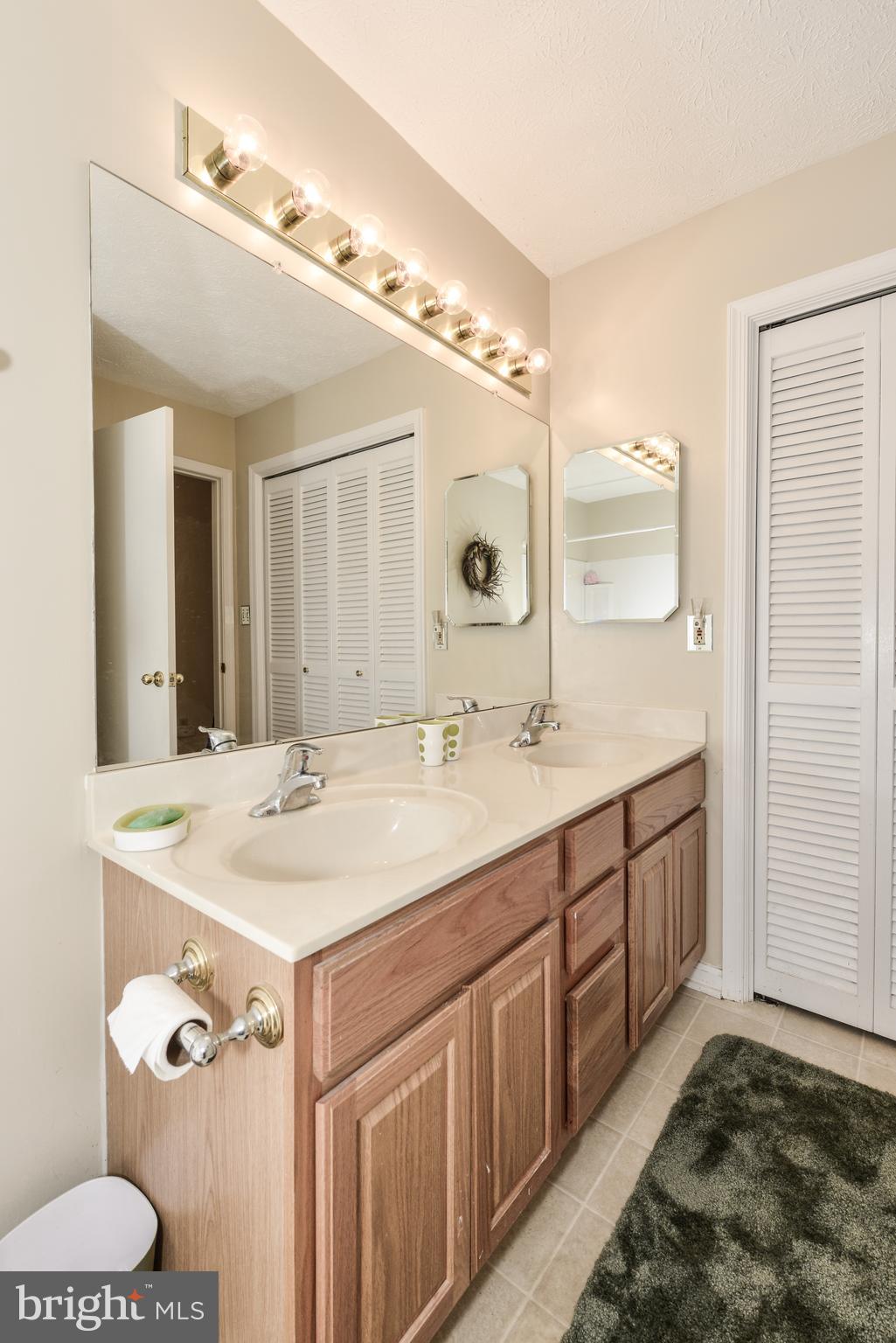 2281 Hunter's Run Drive, Unit 2281 Reston, VA 20191 - Photo 16 of 28 Bath (Master)
