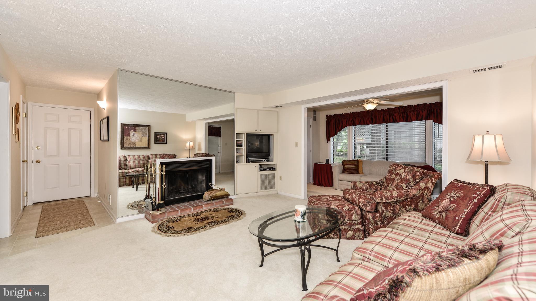 2281 Hunter's Run Drive, Unit 2281 Reston, VA 20191 - Photo 3 of 28 Living Room
