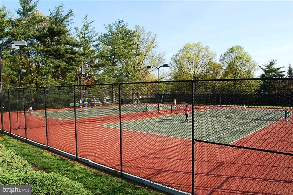 2281 Hunter's Run Drive, Unit 2281 Reston, VA 20191 - Photo 25 of 28 Reston Association Tennis Court