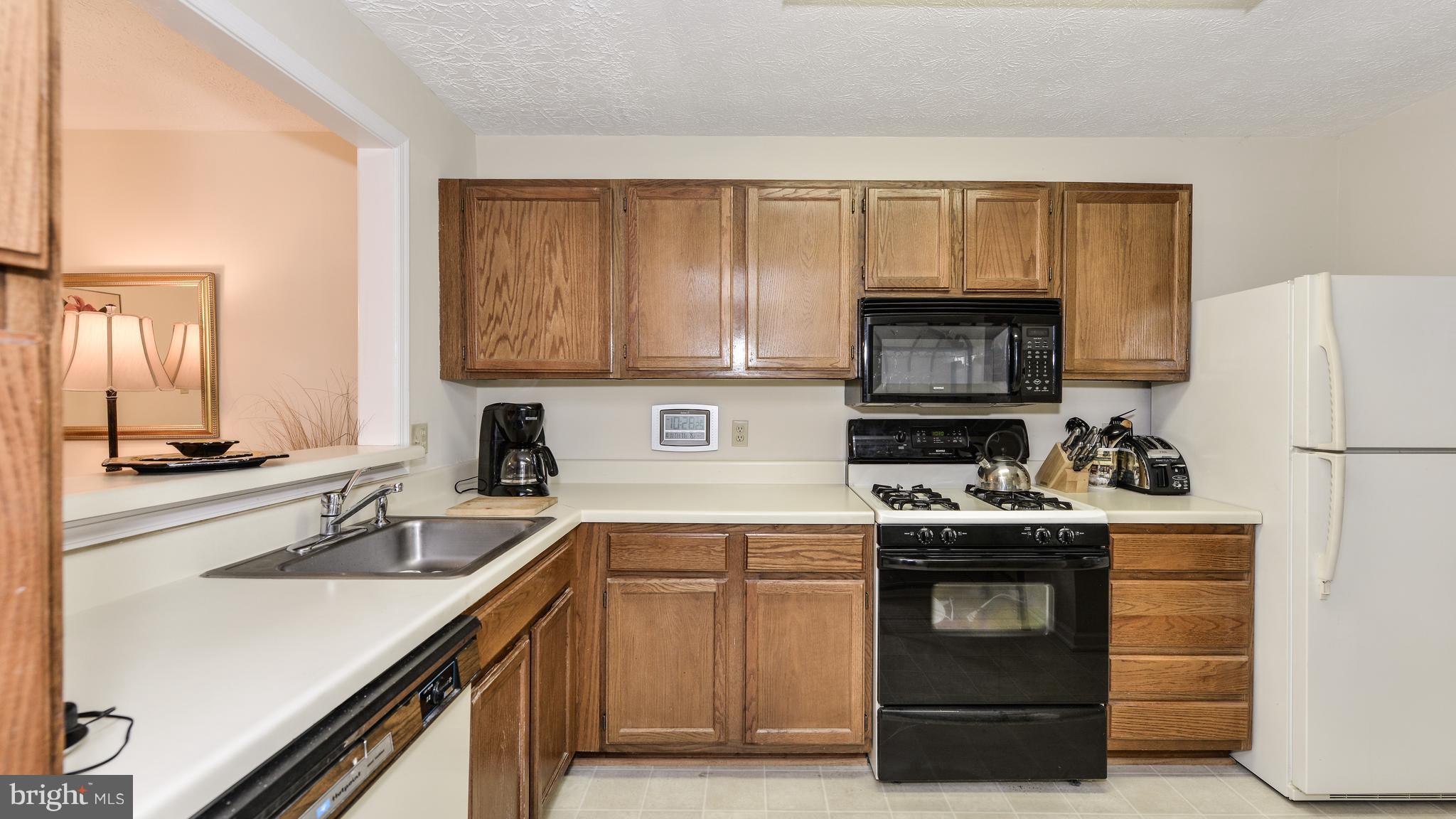 2281 Hunter's Run Drive, Unit 2281 Reston, VA 20191 - Photo 7 of 28 Kitchen