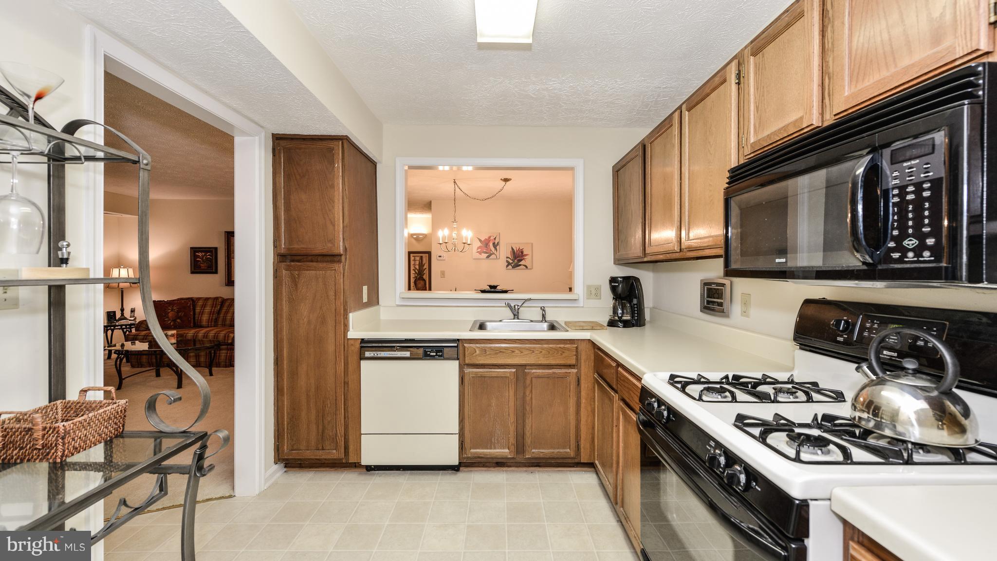 2281 Hunter's Run Drive, Unit 2281 Reston, VA 20191 - Photo 8 of 28 Kitchen