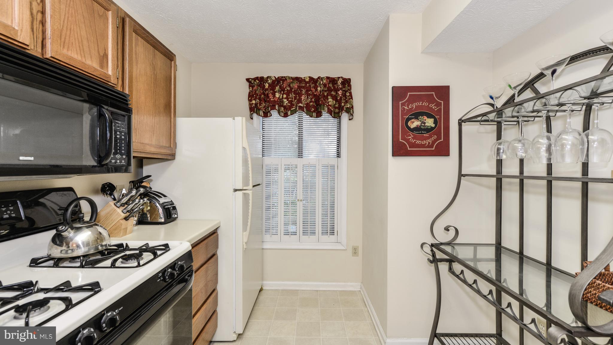 2281 Hunter's Run Drive, Unit 2281 Reston, VA 20191 - Photo 9 of 28 Kitchen